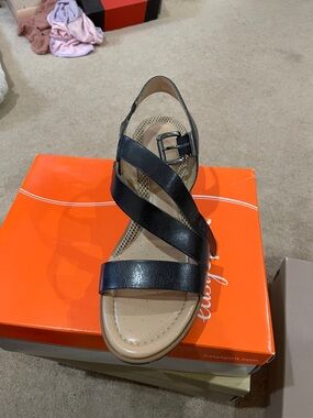 Easy Spirit Black Leather Crisscross Buckle Sandal